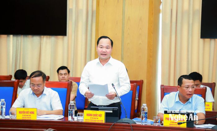 Đồng chí Hoàng Quốc Việt - Ủy viên Ban Thường vụ Tỉnh ủy, Giám đốc Sở Nông Nghiệp và Môi trường trình bày tờ trình các dự thảo nghị quyết do sở tham mưu. Ảnh: Thành Duy