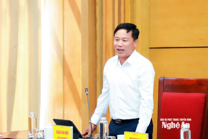 Đồng chí Hoàng Phú Hiền - Ủy viên Ban Chấp hành Đảng bộ tỉnh, Phó Chủ tịch UBND tỉnh phát biểu tại phiên họp chuyên đề. Ảnh: Thành Duy