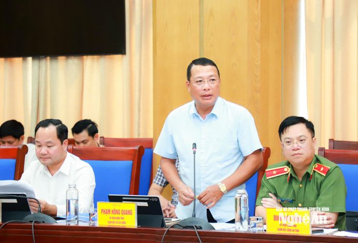 Đồng chí Phạm Hồng Quang - Ủy viên Ban Thường vụ Tỉnh ủy, Giám đốc Sở Xây dựng phát biểu tại phiên họp chuyên đề. Ảnh: Thành Duy