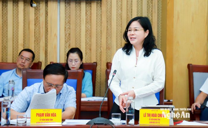 Đồng chí Lê Thị Hoài Chung - Ủy viên Ban Chấp hành Đảng bộ tỉnh, Giám đốc Sở Y tế phát biểu tại phiên họp chuyên đề. Ảnh: Thành Duy