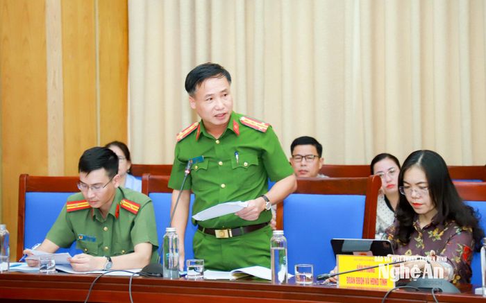Đại tá Nguyễn Duy Thanh - Phó Giám đốc Công an tỉnh trình bày tờ trình dự thảo Nghị quyết quy định nguyên tắc, tiêu chí, định mức phân bổ vốn ngân sách Nhà nước thực hiện Chương trình mục tiêu quốc gia phòng, chống ma túy đến năm 2030. Ảnh: Thành Duy