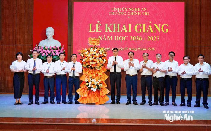 Phó Bí thư Thường trực Tỉnh ủy Hoàng Nghĩa Hiếu tặng hoa chúc mừng trường Chính trị Nghệ An nhân dịp năm học mới. Ảnh: Thu Hiền