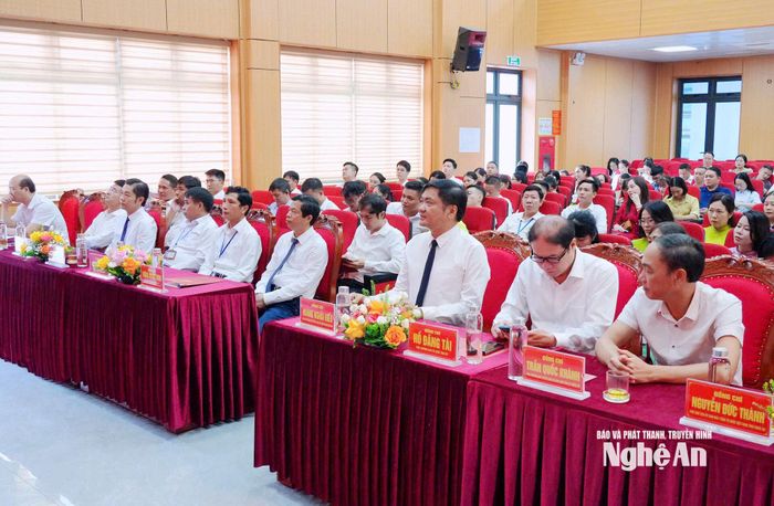 Các đại biểu dự lễ khai giảng. Ảnh: Thu Hiền