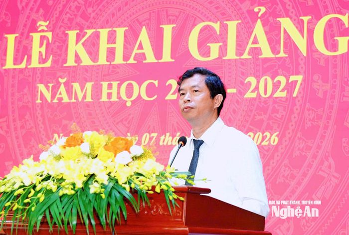 Ông Vương Quang Mình - Hiệu trưởng trường Chính trị Nghệ An phát biểu tại lễ khai giảng. Ảnh: Thu Hiền