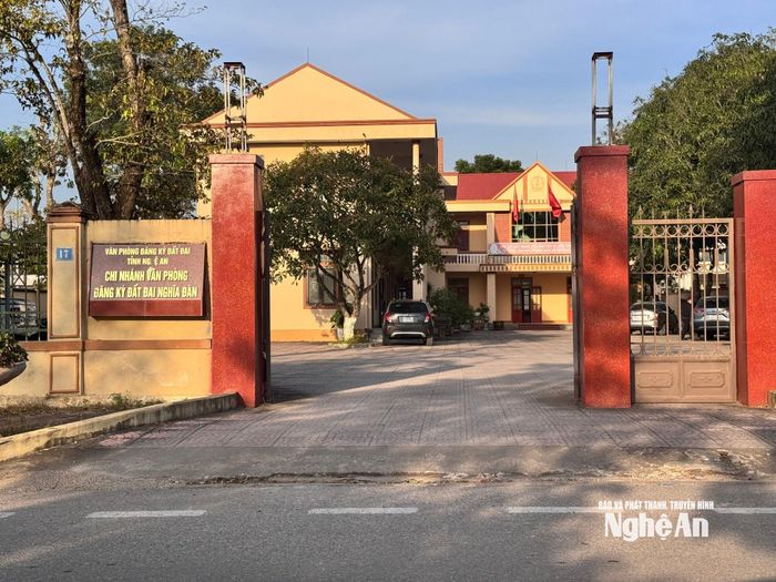 Trụ sở Phòng Giáo dục huyện Nghĩa Đàn (cũ) được chuyển đổi cho Văn phòng đăng ký QSD đất khu vực Nghĩa Đàn ngay sau khi sáp nhập nên được bảo quản tốt. Ảnh: Nguyễn Hải