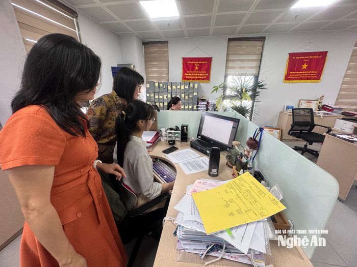 Cán bộ công chức Phòng Quản lý giá và Công sản, Sở Tài chính Nghệ An thống kê tài sản trong quá trình sáp nhập hành chính. Ảnh: Nguyễn Hải