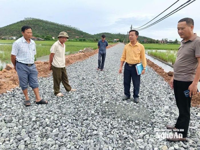 Cán bộ xã Quỳnh Anh giám sát một công trình giao thông nông thôn sau sáp nhập. Ảnh: CSCC