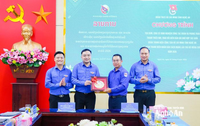 Thành đoàn Thủ đô Viêng Chăn tặng quà lưu niệm cho Tỉnh đoàn Nghệ An. Ảnh: T.L