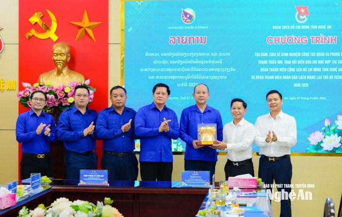 Hội doanh nhân trẻ tỉnh Nghệ An tặng quà lưu niệm cho Hội Doanh nhân trẻ Thủ đô Viêng Chăn. Ảnh: T.L