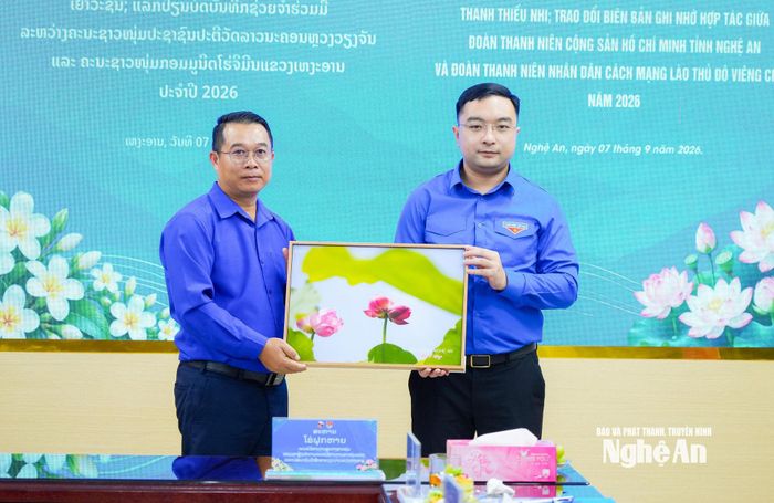 Lãnh đạo Tỉnh đoàn Nghệ An tặng quà lưu niệm cho lãnh đạo Thành Đoàn Thủ đô Viêng Chăn. Ảnh: T.L