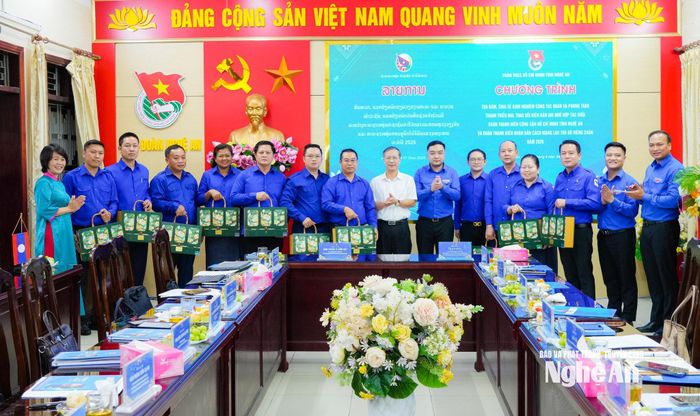 Tỉnh đoàn Nghệ An tặng quà lưu niệm cho đoàn công tác. Ảnh: T.L