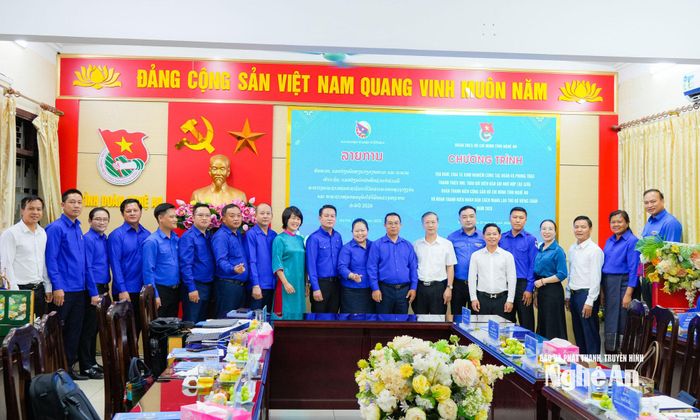 Các đại biểu chụp ảnh lưu niệm. Ảnh: T.L