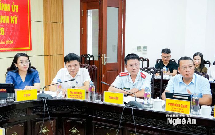 Lãnh đạo các sở, ban, ngành tham dự phiên tiếp công dân. Ảnh: Phạm Bằng