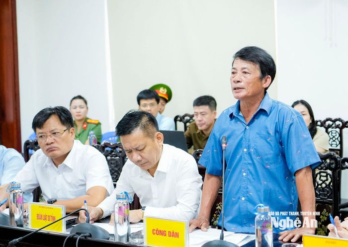 Công dân Phùng Ngọc Hùng trình bày nội dung kiến nghị. Ảnh: Phạm Bằng