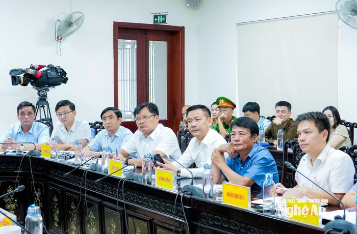 Lãnh đạo phường Cửa Lò tham dự phiên tiếp công dân. Ảnh: Phạm Bằng