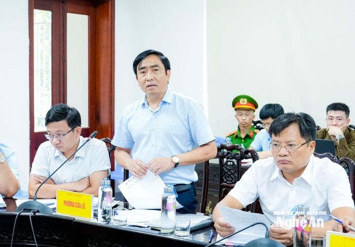 Chủ tịch UBND phường Cửa Lò Cao Minh Tú báo cáo nội dung vụ việc và kết quả giải quyết khiếu nại của công dân. Ảnh: Phạm Bằng