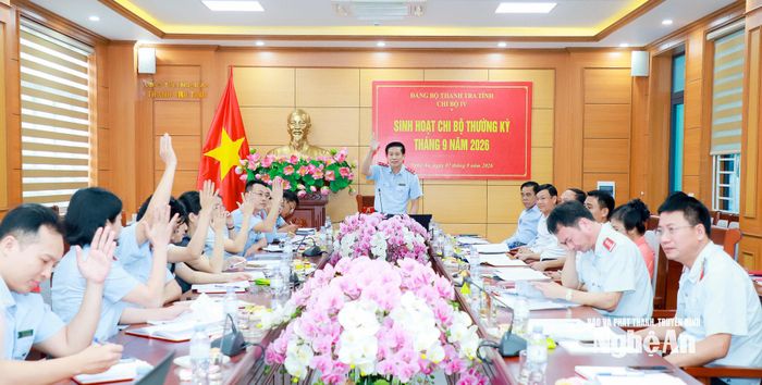 Chi bộ IV biểu quyết thông qua Nghị quyết sinh hoạt chi bộ thường kỳ tháng 9/2026. Ảnh: Thành Duy