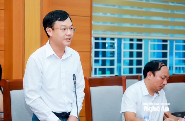 Đồng chí Phạm Tuấn Vinh - Ủy viên Ban Chấp hành Đảng bộ tỉnh, Phó Bí thư chuyên trách Đảng ủy UBND tỉnh phát biểu định hướng một số nội dung trọng tâm thời gian tới trong công tác Đảng đối với Chi bộ IV. Ảnh: Thành Duy