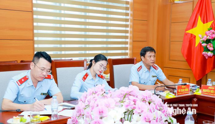 Lãnh đạo Đảng ủy Thanh tra tỉnh và đảng viên Chi bộ IV tại sinh hoạt chi bộ. Ảnh: Thành Duy