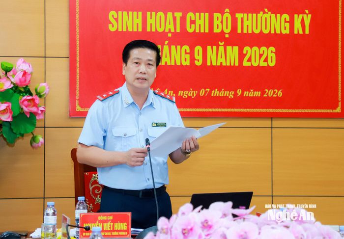 Đồng chí Nguyễn Viết Hùng - Bí thư Chi bộ IV điều hành sinh hoạt. Ảnh: Thành Duy