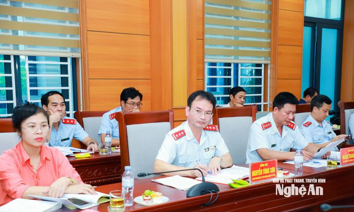 Lãnh đạo Đảng ủy Thanh tra tỉnh và đảng viên Chi bộ IV tại sinh hoạt chi bộ. Ảnh: Thành Duy