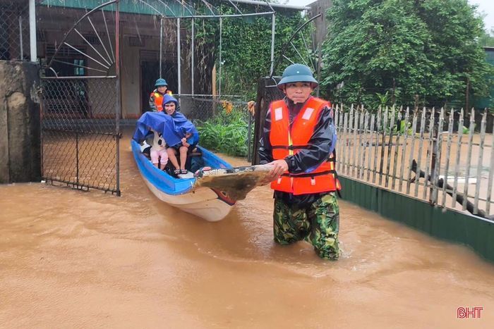Việc chủ động ứng phó với các loại hình thiên tai theo phương châm “bốn tại chỗ” góp phần bảo vệ tính mạng, tài sản cho người dân trong mùa mưa lũ. Ảnh tư liệu.