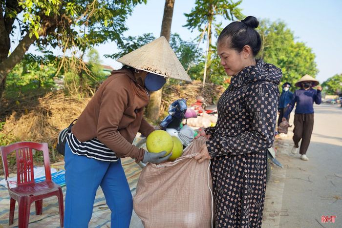 Phiên chợ “di động” này thường kéo dài từ cuối tháng 8 đến hết tháng 10 hằng năm. Vào những ngày cao điểm, chợ hoạt động liên tục từ sáng sớm cho tới đêm khuya.