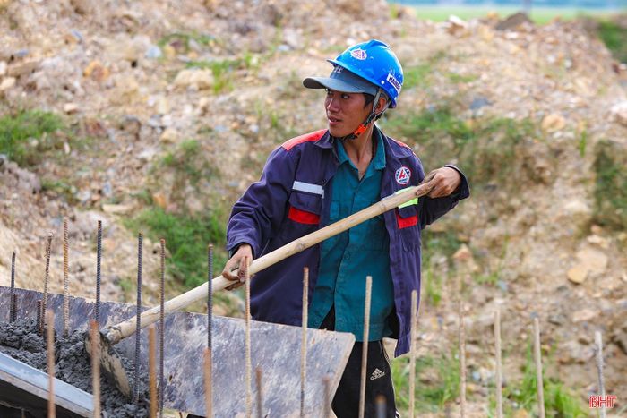Các công nhân tranh thủ thời tiết nắng ráo để đẩy nhanh tiến độ thi công.
