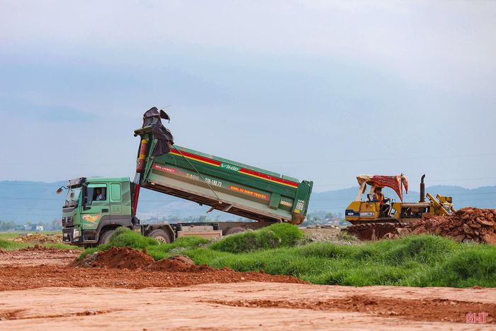 Mỗi ngày, công ty huy động hơn 40 đầu máy, phương tiện cùng hàng chục công nhân, phấn đấu hoàn thành san lấp phân khu A7 trong tháng 9 để bàn giao đúng kế hoạch.