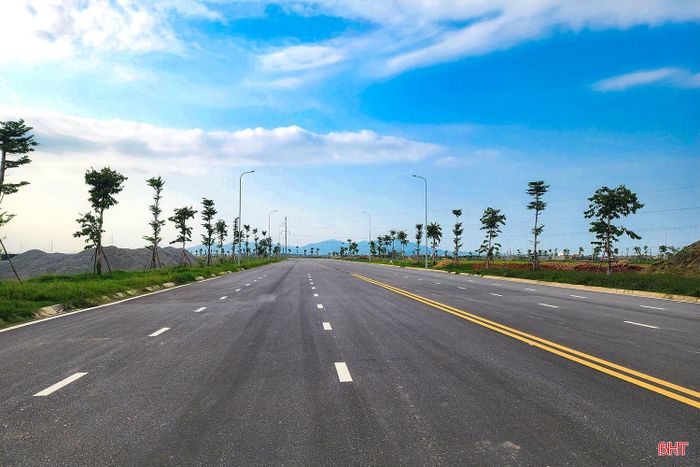 Khi những tuyến đường, hệ thống hạ tầng kỹ thuật và mặt bằng sản xuất dần hoàn thiện, VSIP Hà Tĩnh không chỉ tạo dựng diện mạo mới cho khu công nghiệp hiện đại bậc nhất của tỉnh mà còn gia tăng sức hút đối với các nhà đầu tư trong và ngoài nước.