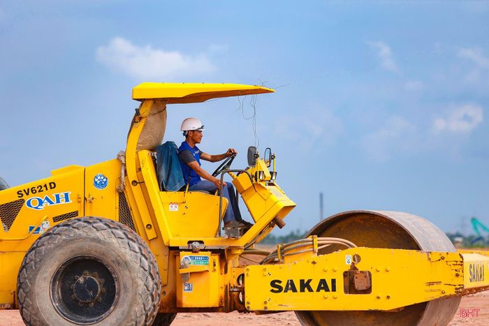  Công ty CP Xây dựng và Dịch vụ Thành Lâm đảm nhận san lấp gần 30 ha mặt bằng dự án. Đơn vị tập trung nhân lực, thiết bị để hoàn thiện phân khu A7 bàn giao cho chủ đầu tư, đồng thời chuẩn bị các điều kiện triển khai khu A8. 