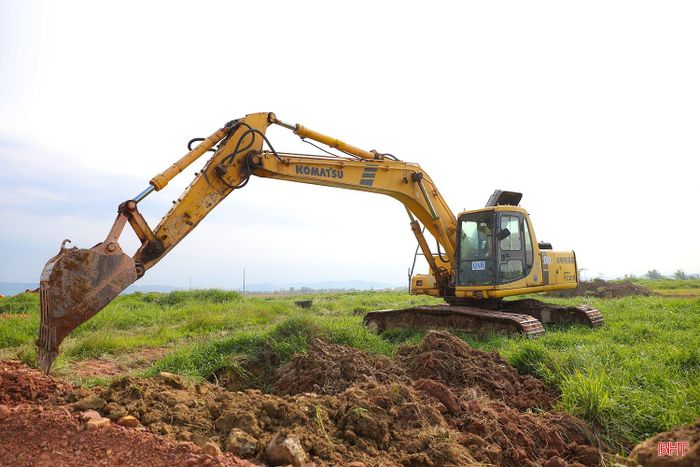 Thời điểm này, công tác san lấp mặt bằng vẫn là hạng mục trọng tâm. Toàn dự án đang có 4 nhà thầu đảm nhiệm hạng mục này. Hàng chục xe ben, máy xúc, máy ủi hoạt động liên tục, tạo nên không khí lao động khẩn trương trên công trường.