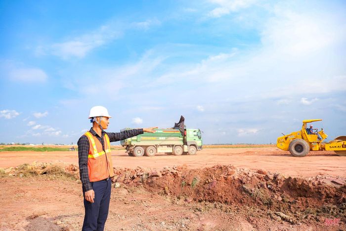  Anh Nguyễn Công Anh, Chỉ huy trưởng Công ty CP Xây dựng và Dịch vụ Thành Lâm cho biết: “Tranh thủ thời tiết thuận lợi, đơn vị đang tổ chức thi công theo phương châm “3 ca, 4 kíp”, kéo dài thời gian làm việc trong ngày để đẩy nhanh tiến độ. Dù khối lượng công việc lớn, thời tiết diễn biến thất thường nhưng công ty luôn quan tâm chế độ, điều kiện làm việc và sinh hoạt nên người lao động yên tâm bám công trường, quyết tâm hoàn thành nhiệm vụ”. 