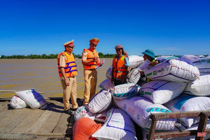 Đội Cảnh sát đường thủy (Phòng Cảnh sát giao thông - Công an tỉnh Hà Tĩnh) kiểm tra phương tiện vận tải chở khách của ông Trần Đình Huynh.