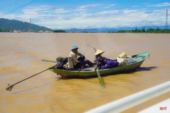 Một số trường hợp không chấp hành ATGT đường thuỷ trên sông Lam đoạn qua xã Nghi Xuân được lực lượng chức năng nhắc nhở, tuyên truyền.