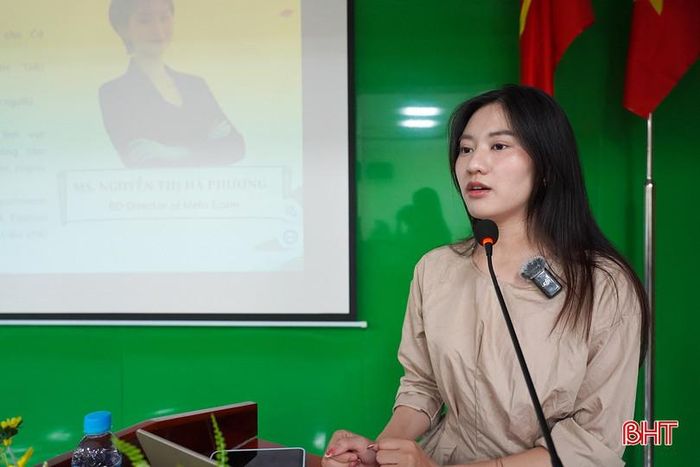 Bà Trần Thị Hồng Vân - Giám đốc đào tạo Meta Ecom Uni trình bày các nội dung tại hội nghị tập huấn.