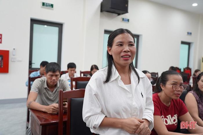 Bà Võ Thị Thu Hằng - Giám đốc HTX Nông sản dược liệu Thu Hằng (xã Tứ Mỹ) trao đổi ý kiến và trực tiếp thực hành các kỹ năng tại hội nghị.