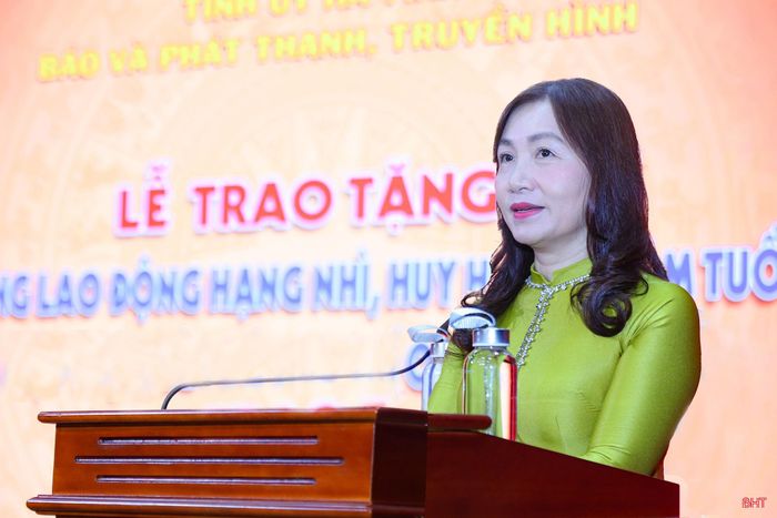 Phó Bí thư chuyên trách Đảng ủy các cơ quan Đảng tỉnh Nguyễn Thị Mai Thủy phát biểu tại buổi lễ.