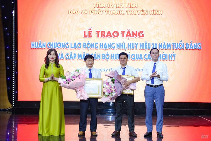 Trao Huy hiệu 30 năm tuổi Đảng cho các cá nhân.