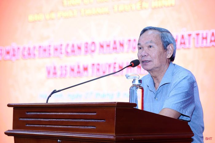 Nhà báo Nguyễn Xuân Đình - nguyên Giám đốc Đài PT - TH Hà Tĩnh phát biểu tại buổi gặp mặt.