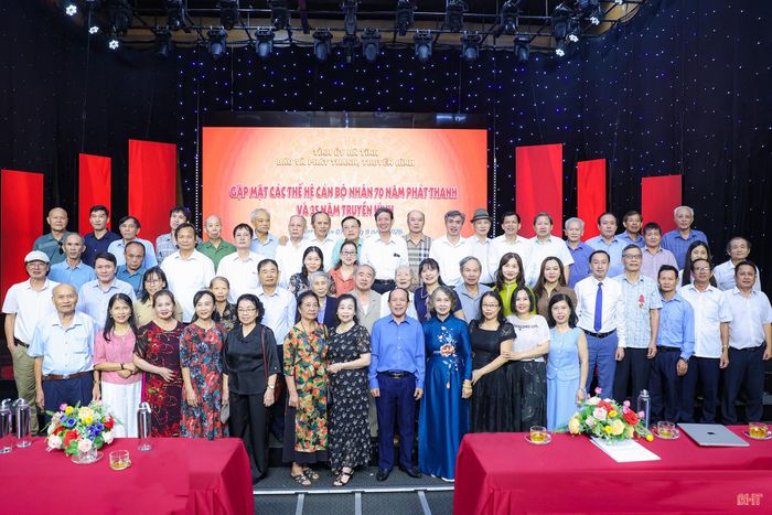 Đại biểu chụp ảnh lưu niệm tại lễ gặp mặt.