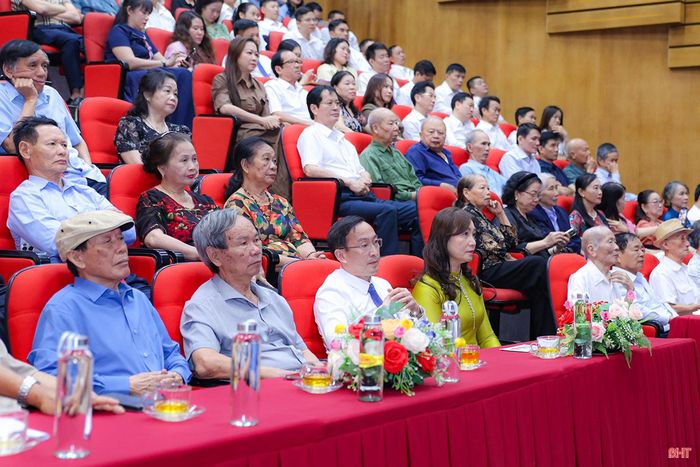 Đại biểu tham dự chương trình.