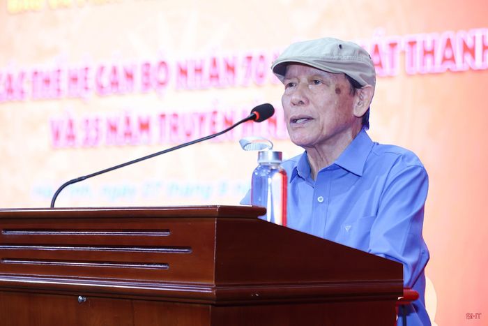 Nhà báo Nguyễn Khắc Hiển - nguyên Tổng Biên tập Báo Hà Tĩnh chia sẻ cảm xúc tại buổi gặp mặt.