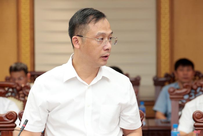 Quyền Giám đốc Sở Tài chính Hồ Đức Đàn báo cáo tình hình thực hiện các dự án thuộc diện theo dõi, chỉ đạo của Ban Chỉ đạo các dự án đầu tư trọng điểm trên địa bàn tỉnh.