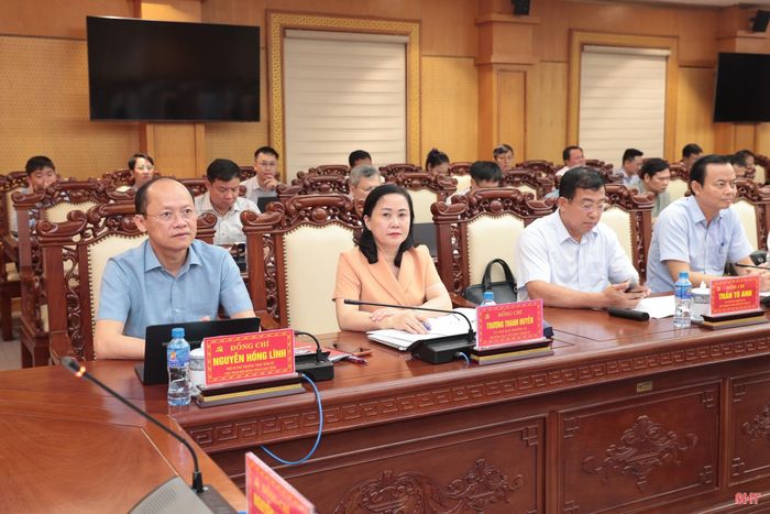 Đồng chí Nguyễn Hồng Lĩnh – Phó Bí thư Thường trực Tỉnh ủy, Chủ tịch HĐND tỉnh, Phó Trưởng ban Chỉ đạo cùng các đại biểu tham dự cuộc họp.