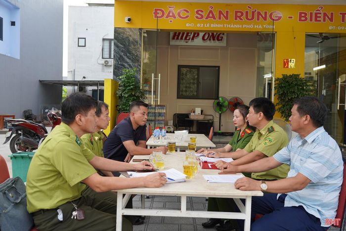 Đội Kiểm lâm cơ động và PCCCR Hà Tĩnh ra quân tuyên truyền, vận động các nhà hàng ký cam kết không kinh doanh, tiêu thụ chim trời.