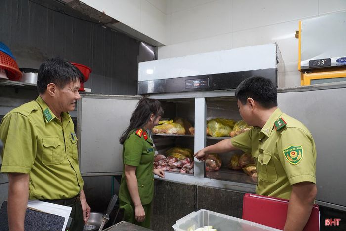Lực lượng chức năng tăng cường kiểm tra tại các nhà hàng.