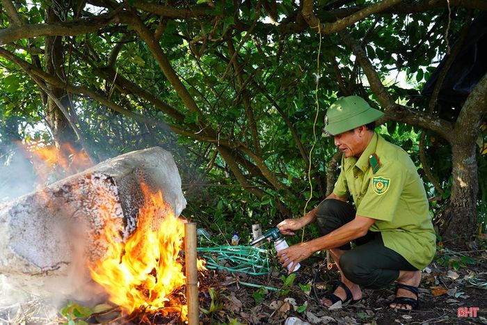 Lực lượng kiểm lâm tiêu huỷ các công cụ làm bẫy chim trời.