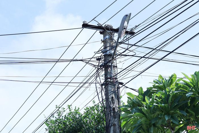 Hệ thống đường dây, trạm biến áp đã xuống cấp, ảnh hưởng đến chất lượng cung cấp điện.