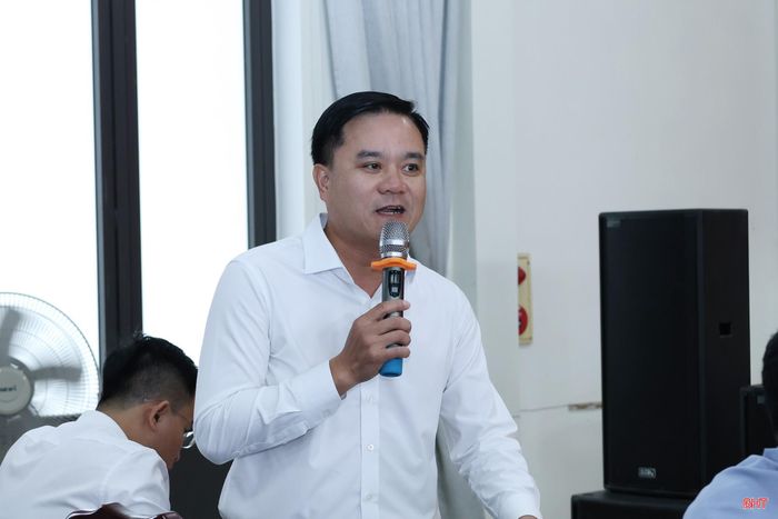  Ông Trần Đức Sơn, Phó Giám đốc Công ty Điện lực Hà Tĩnh làm rõ một số vấn đề liên quan đến việc tiếp nhận lưới điện do hợp tác xã quản lý. 